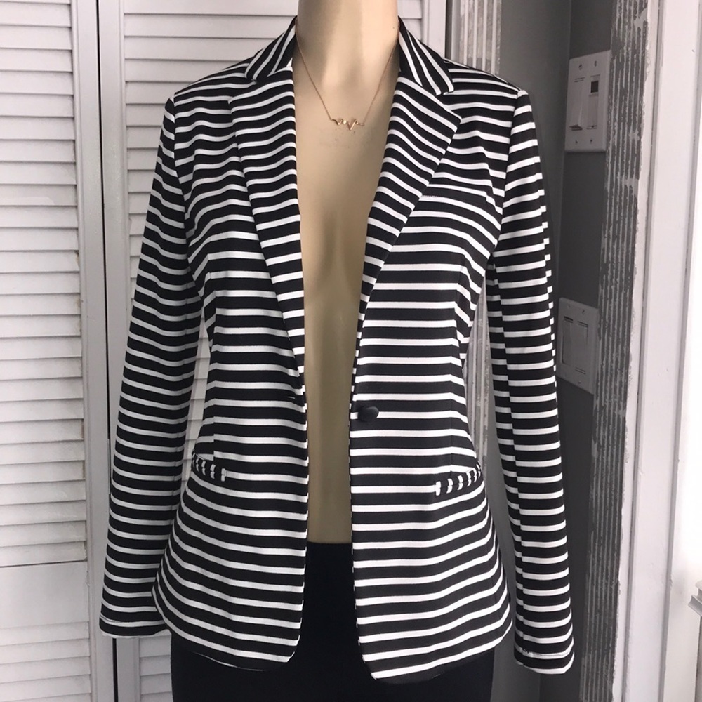Mossimo black and white striped blazer. - Picture 7 of 9